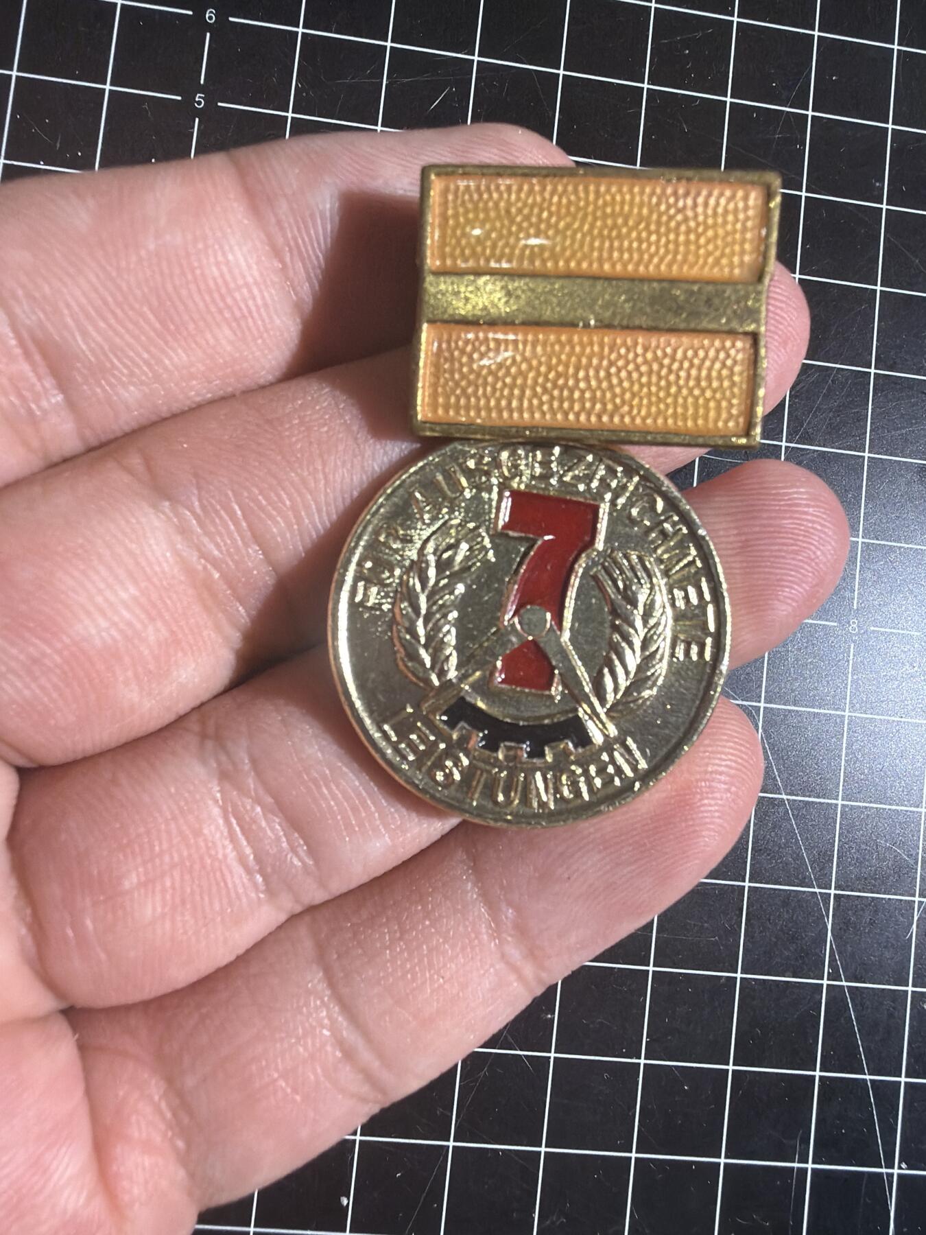 古冰库章牌勋赏收藏0起拍卖 东德七年计划优胜奖章