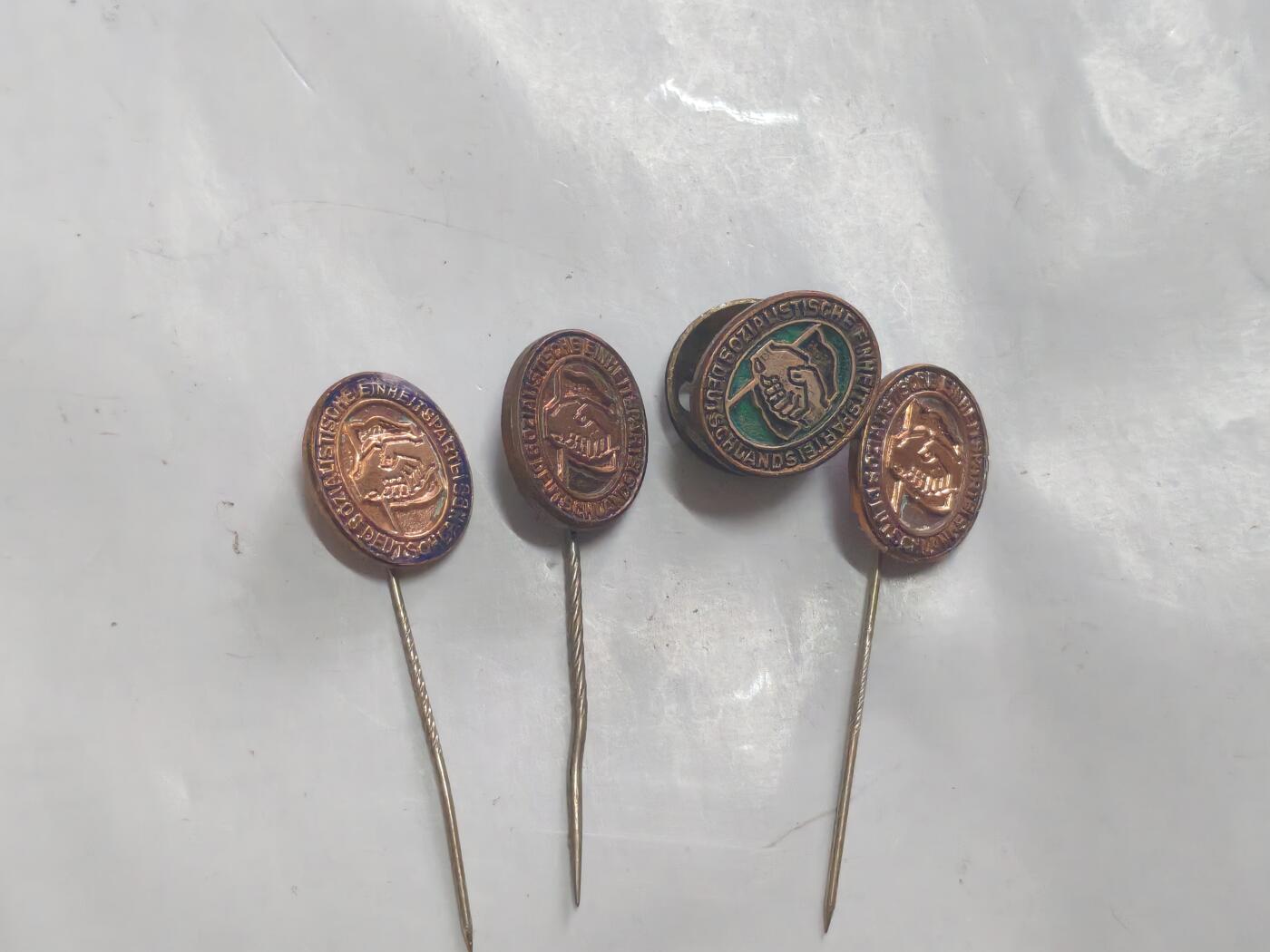 韵星假日军品类拍卖第52期  -- Rimey Holidays Militaria Auction 52 民主德国统一社会党党徽一组