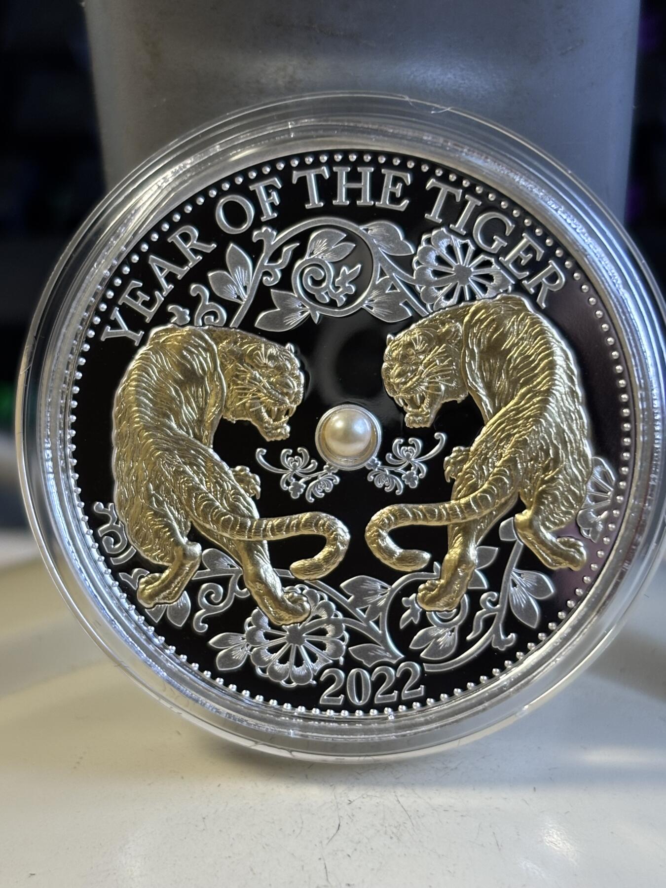 第197期拍卖 斐济2022年中国生肖系列虎年镶嵌天然珍珠镀金银币，999银，发行8888枚