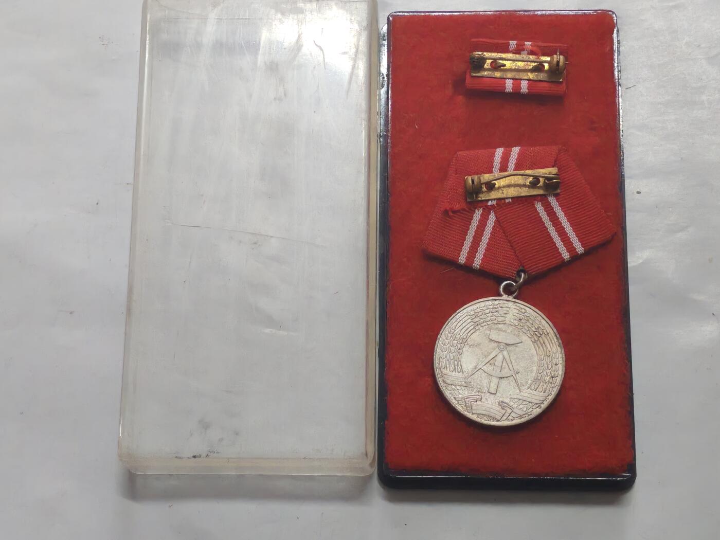 韵星假日军品类拍卖第52期  -- Rimey Holidays Militaria Auction 52 民主德国银级工战队忠诚服务奖章带原盒略