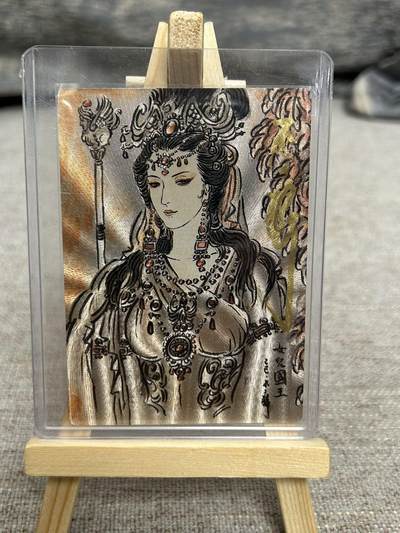 喜灰玩卡拍卖第七期，接拍品0佣金，欢迎送拍，释放现金流，让自己有资金可以购买更多喜欢的卡牌，让别的卡友能淘到更多心仪的卡牌 - 【亲签限编005/008编】 卡德曼 不二猿老师亲签 女儿国王 折光粗闪 限编005/008编