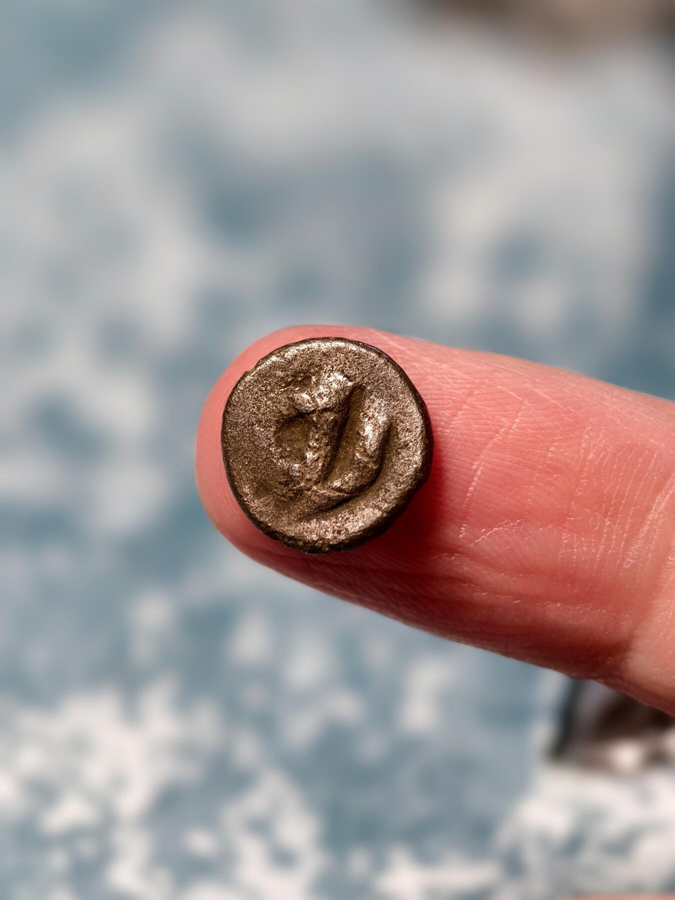 抚柳草堂-第二十三期章牌钱币  奖章勋章 满百包邮 放漏专场 三佛齐王国末期至满者伯夷王国早期打制小银币 1.6g重 正面有檀香花徽记，背面爪哇岛文，面值1 Unit或称Masa