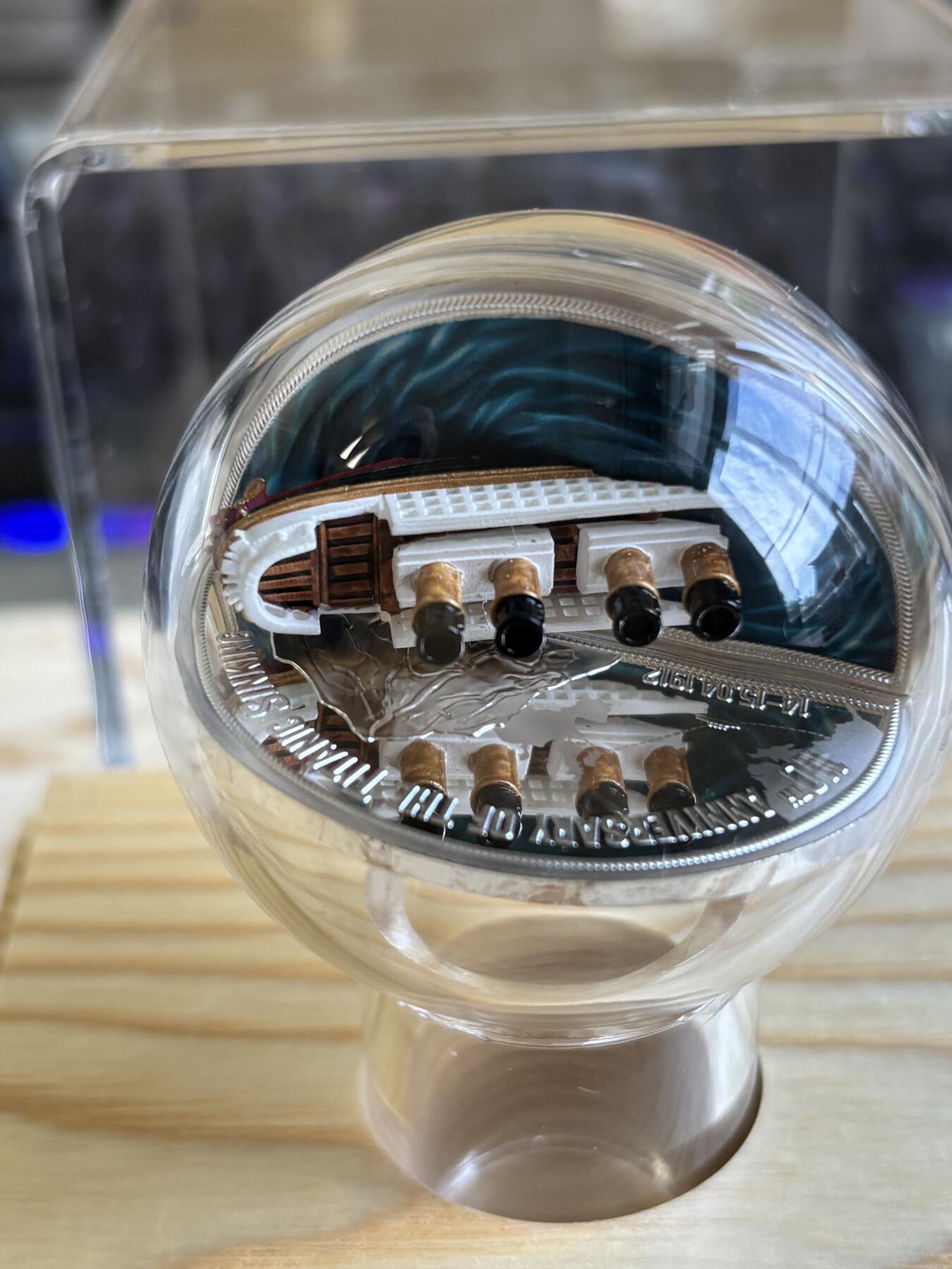 第197期拍卖 纽埃2022年泰坦尼克号110周年2盎司3D立体彩色银币，999银，发行700枚，有黑点