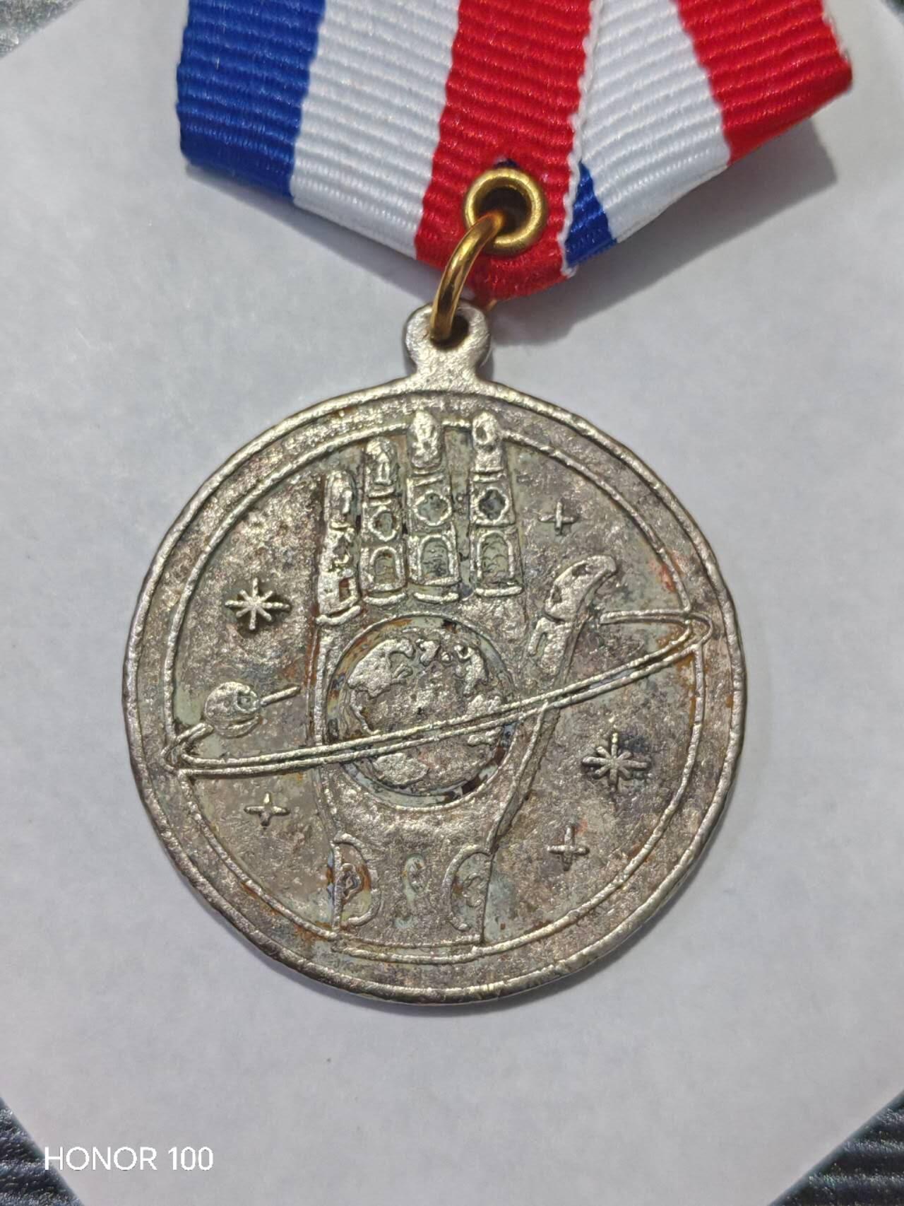 纪念章/纪念币 德国民谣摇滚乐队 Versengold 发行的2022年专辑《Was kost die Welt》主题纪念章/周边徽章- Versengold：德国知名民谣摇滚（Folk-Rock）乐队，成立于2003年，以融合中世纪元素与现代摇滚的风格著称。