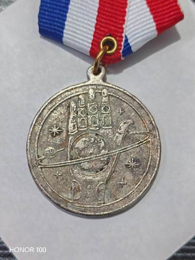 纪念章/纪念币 - 德国民谣摇滚乐队 Versengold 发行的2022年专辑《Was kost die Welt》主题纪念章/周边徽章- Versengold：德国知名民谣摇滚（Folk-Rock）乐队，成立于2003年，以融合中世纪元素与现代摇滚的风格著称。