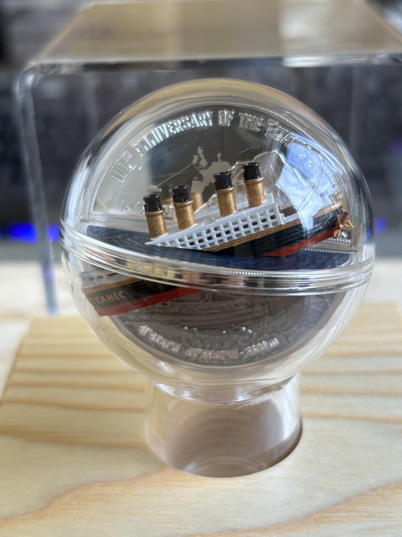 第197期拍卖 纽埃2022年泰坦尼克号110周年2盎司3D立体彩色银币，999银，发行700枚，有黑点