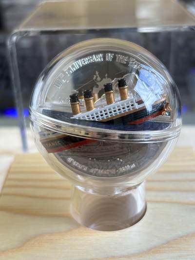 纽埃2022年泰坦尼克号110周年2盎司3D立体彩色银币，999银，发行700枚，有黑点