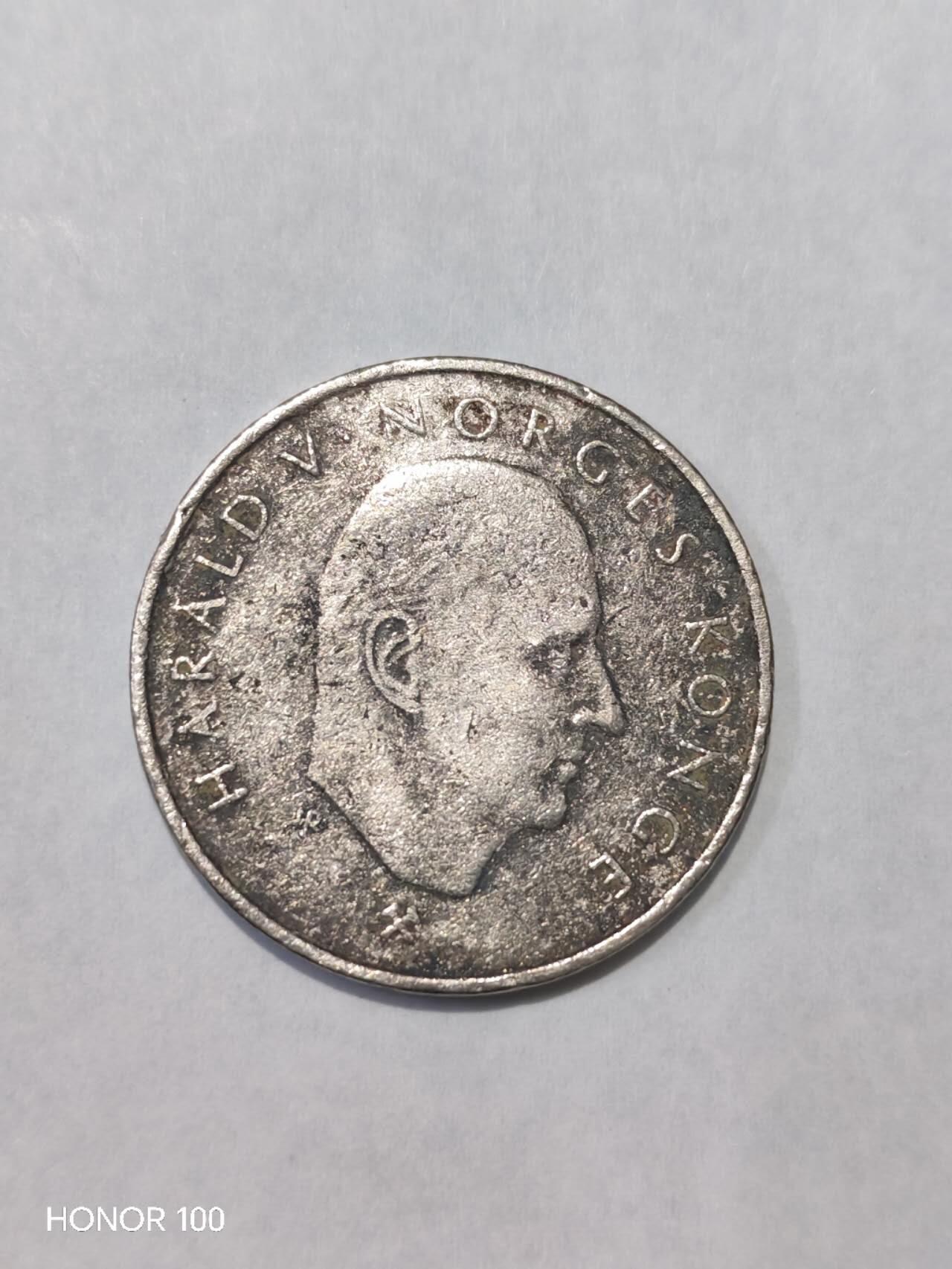 纪念章/纪念币 挪威 1995年 5克朗「挪威货币千年」纪念流通币1995年，挪威为纪念本国货币发行1000周年发行了这枚5克朗纪念币。公元995年左右，奥拉夫一世在挪威发行了第一枚本土货币，开启了挪威的铸币历史，这枚币正是对这一历史节点的致敬。