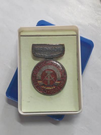 韵星假日军品类拍卖第52期  -- Rimey Holidays Militaria Auction 52 - 民主德国为法院突出贡献荣誉奖章带原盒