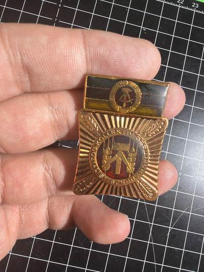 古冰库章牌勋赏收藏0起拍卖 - 东德集体劳动荣誉奖章