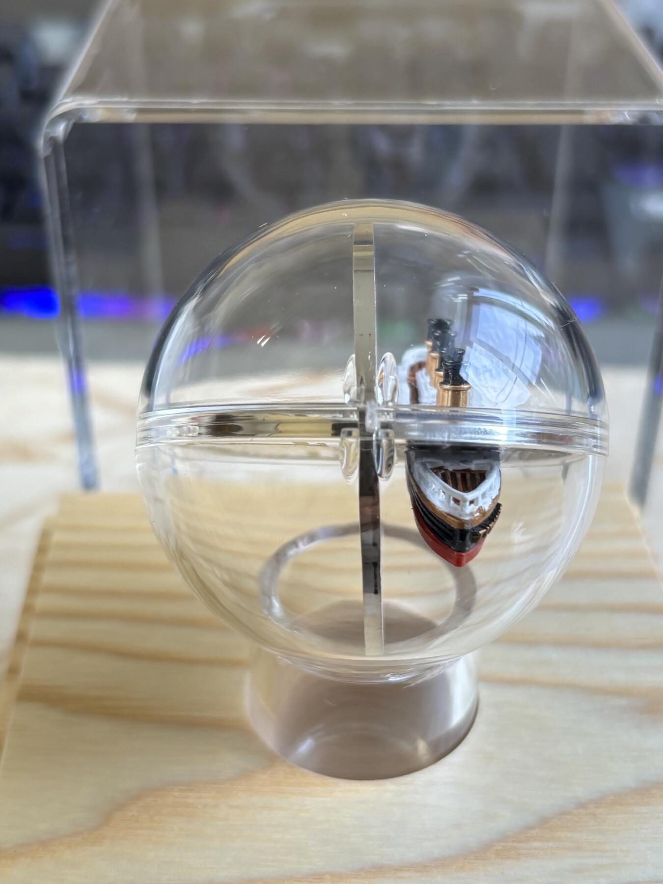 第197期拍卖 纽埃2022年泰坦尼克号110周年2盎司3D立体彩色银币，999银，发行700枚，有黑点