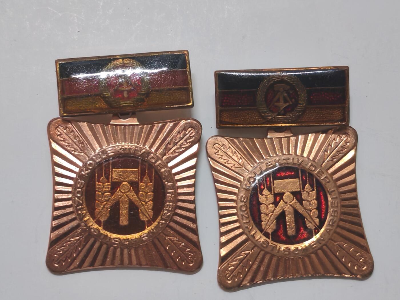 韵星假日军品类拍卖第52期  -- Rimey Holidays Militaria Auction 52 民主德国集体劳动模范奖章两枚