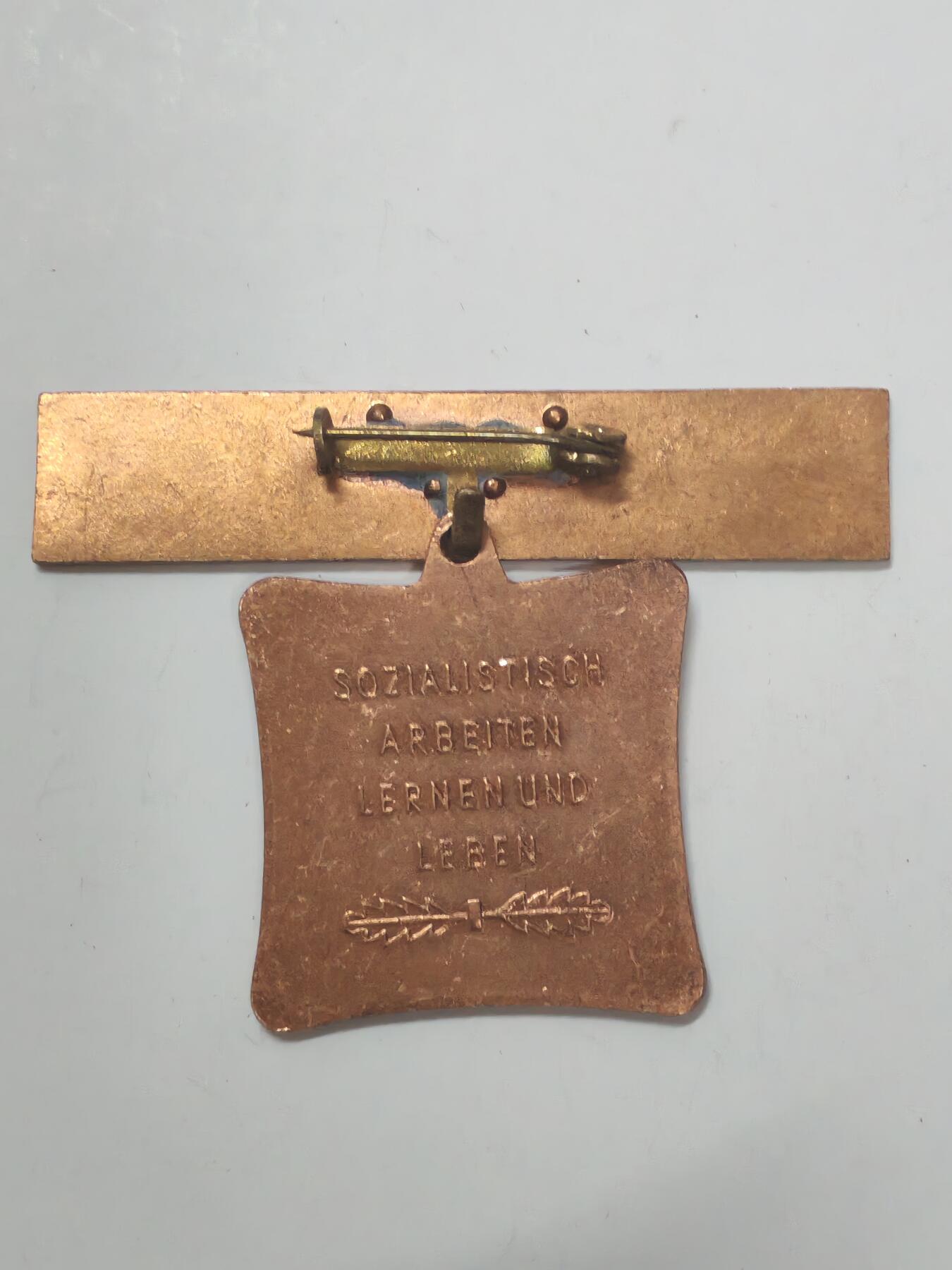 韵星假日军品类拍卖第52期  -- Rimey Holidays Militaria Auction 52 民主德国集体劳动模范奖章四次获得