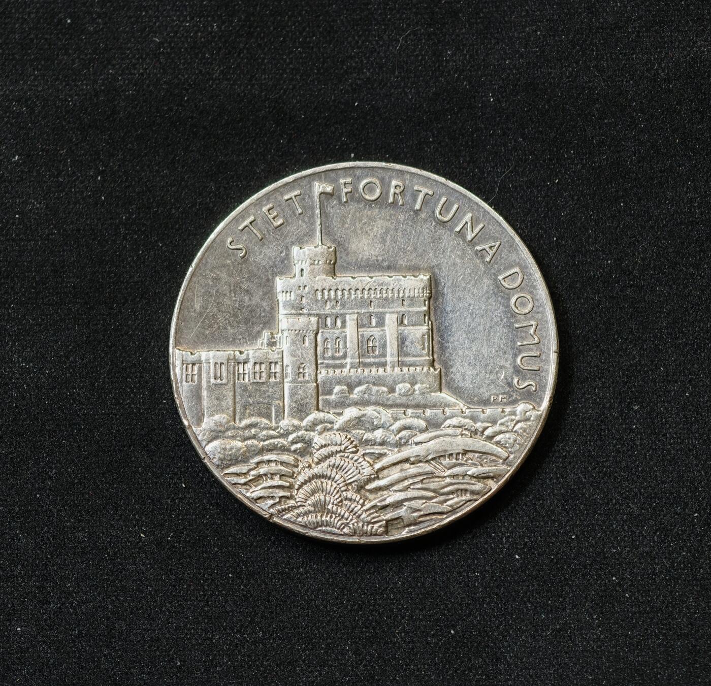 甄臻铺-世界币章拍卖（第59期），甄品场拍品征集中，送拍享返佣金等优惠多多 1935英国乔治五世登基25周年景观银章，15.6克，31mm