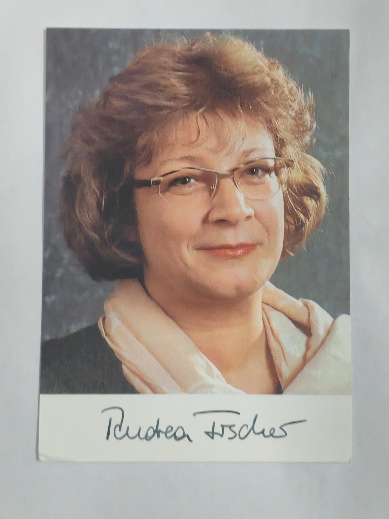 韵星假日军品类拍卖第52期  -- Rimey Holidays Militaria Auction 52 联邦德国前卫生部长，绿党成员Andrea Fischer亲签照片一张