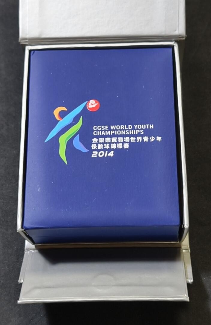 甄臻铺-世界币章拍卖（第59期），甄品场拍品征集中，送拍享返佣金等优惠多多 世界青少年保龄球锦标赛2014纪念银币，盒证齐全，发行量仅2000枚，吉祥编号0858，1盎司，999银。附赠3枚刚入坑时买的学习币和保护盒（美国行走女神，加拿大枫叶，墨西哥鹰洋）