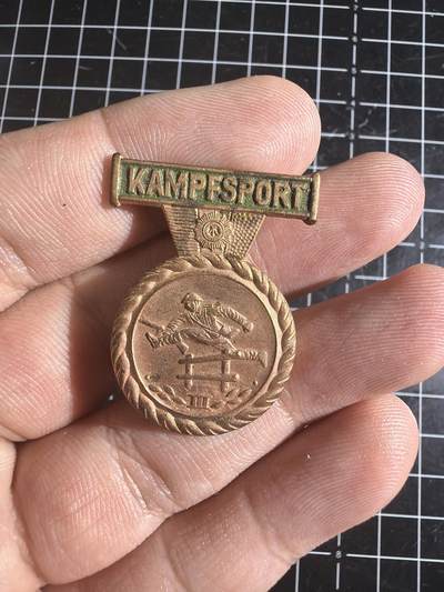 古冰库章牌勋赏收藏0起拍卖 - 东德三级井察体能章