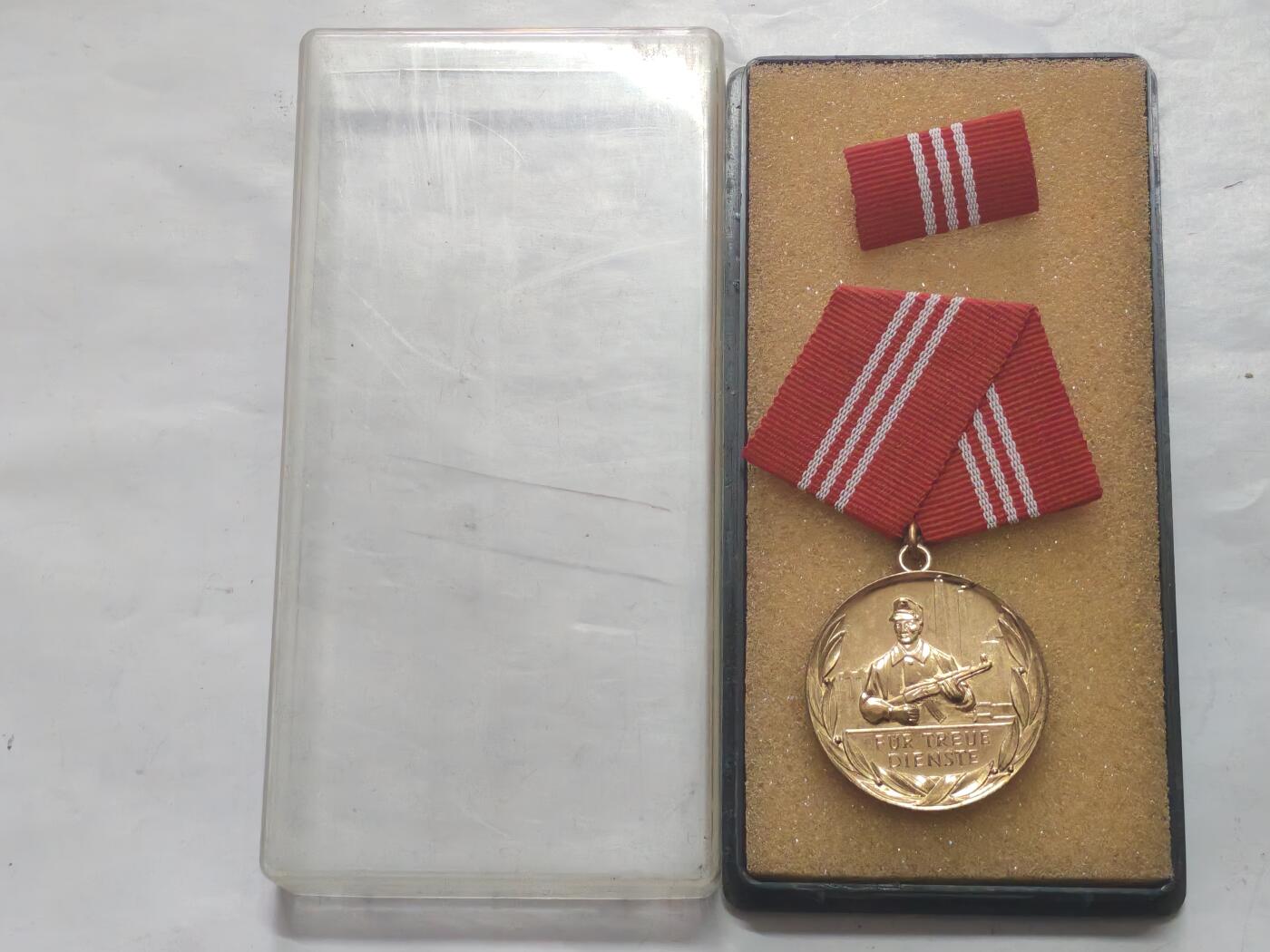 韵星假日军品类拍卖第52期  -- Rimey Holidays Militaria Auction 52 民主德国金级工战队忠诚服务奖章带原盒略