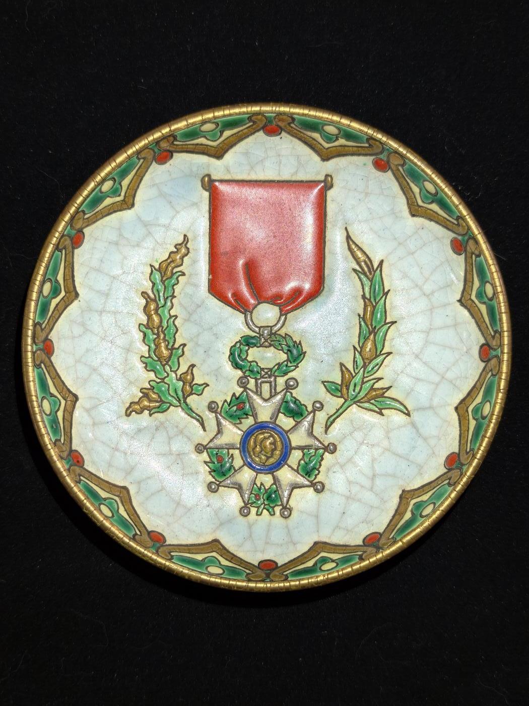 凯旋世界勋赏（第23期）（欢迎送拍）（对拍品有疑问请询问客服，不接受到手刀，出价默认拍品品相。请认真阅读拍卖规则！出价默认已认可！）（收到货请录制开箱视频，无视频概不处理问题。） 法国 荣誉军团勋章 精陶陶瓷珐琅小饰品盘  法国造 背面军事陶瓷制造商隆威厂标，手工绘制，约20世纪初期制成