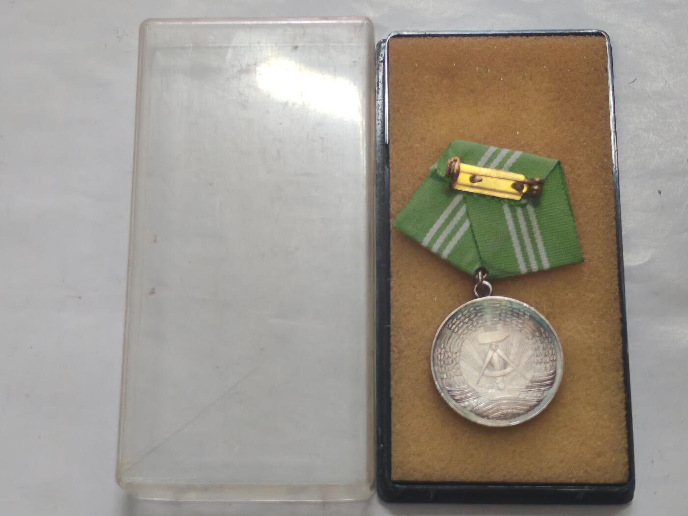 韵星假日军品类拍卖第52期  -- Rimey Holidays Militaria Auction 52 民主德国银级内务部武装力量忠诚服务奖章带原盒