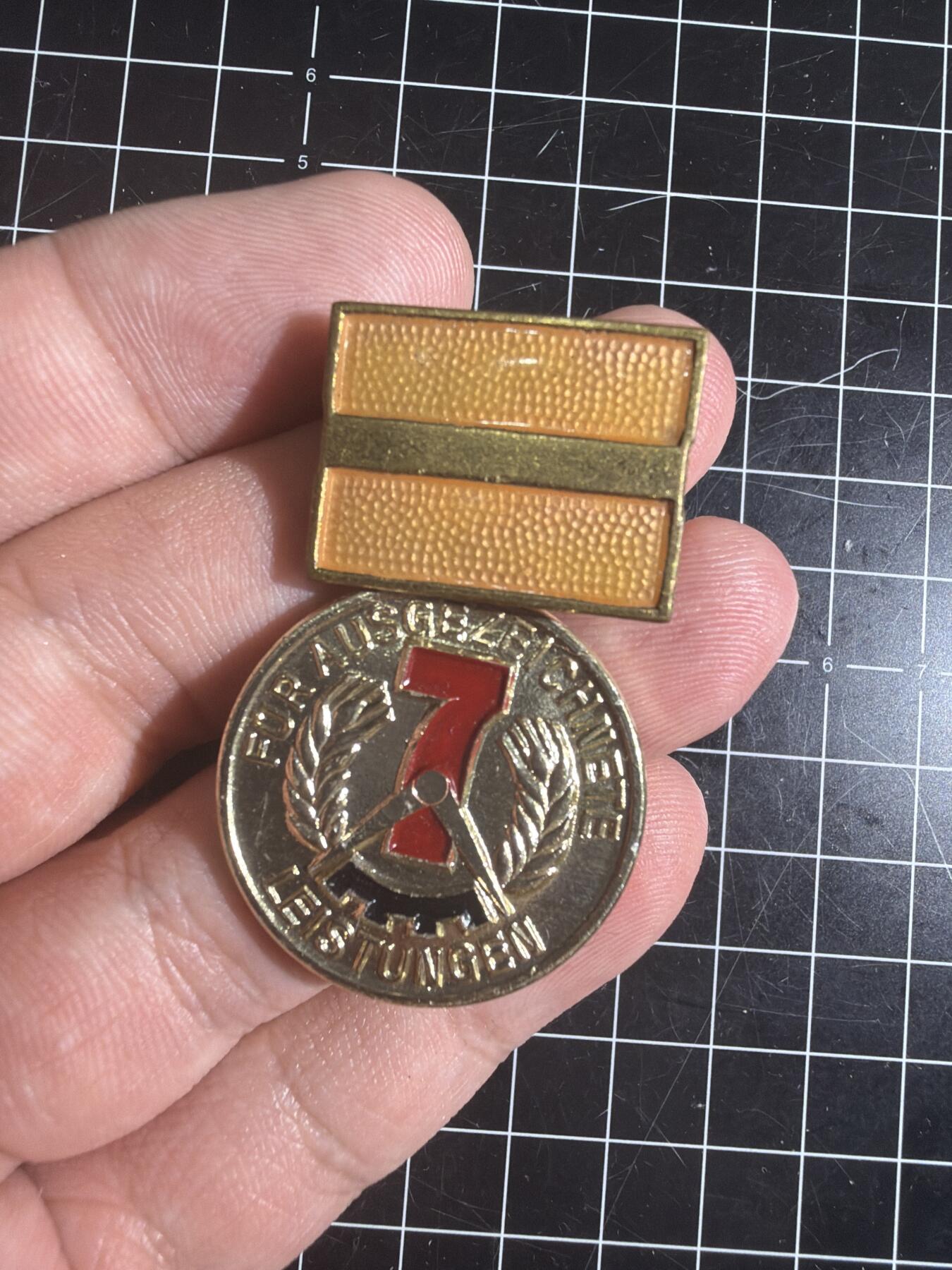 古冰库章牌勋赏收藏0起拍卖 东德七年计划优胜奖章