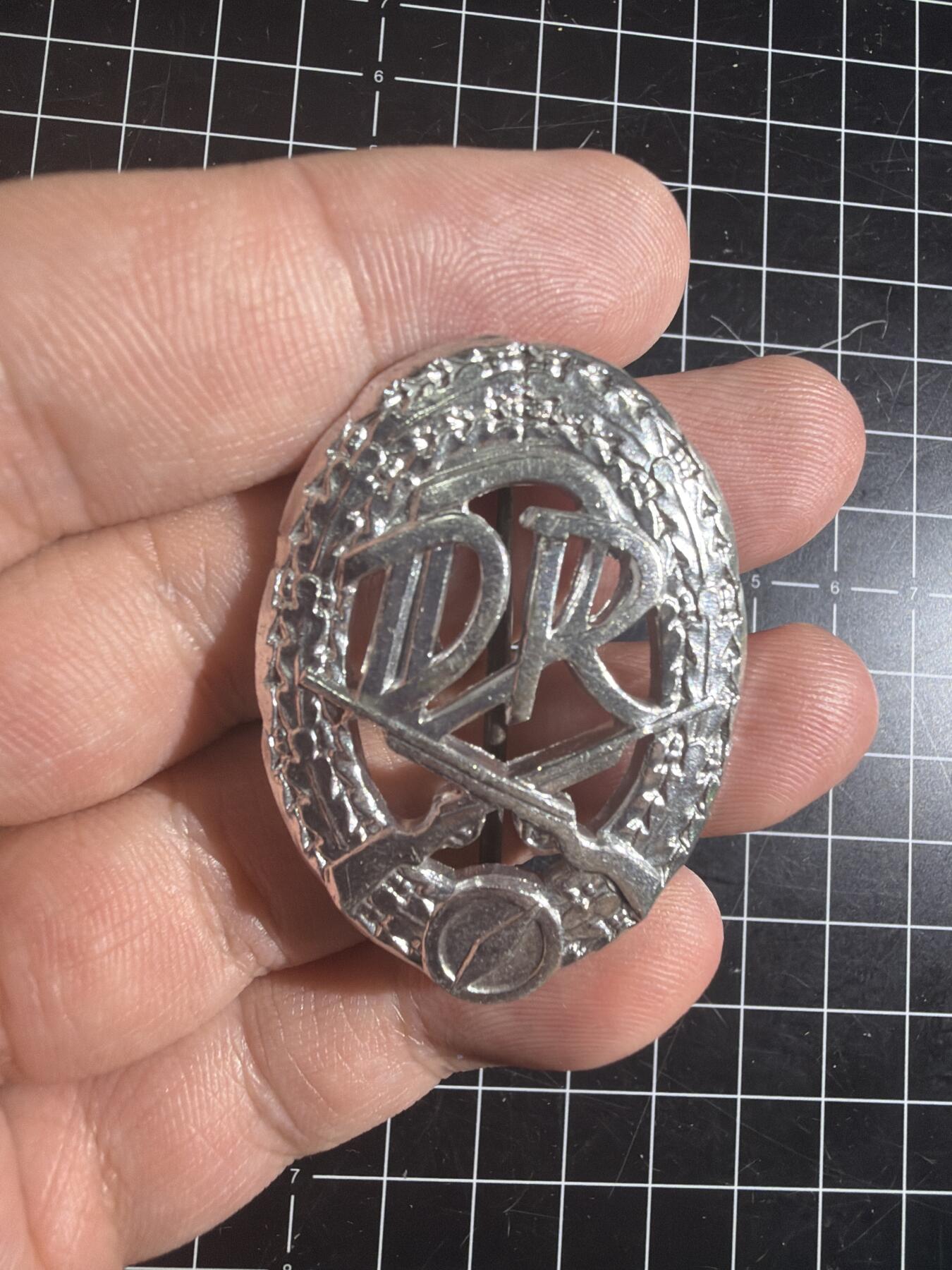 古冰库章牌勋赏收藏0起拍卖 东德原品体能章银级