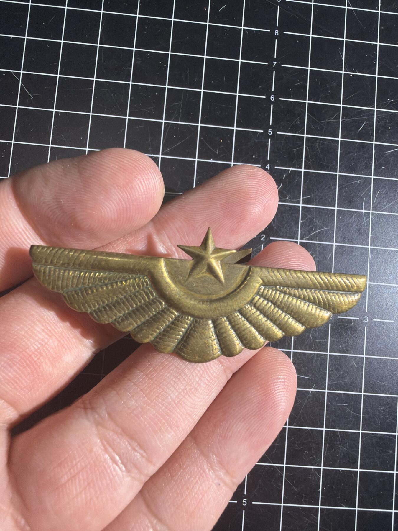 古冰库章牌勋赏收藏0起拍卖 朝鲜空军铜质帽徽