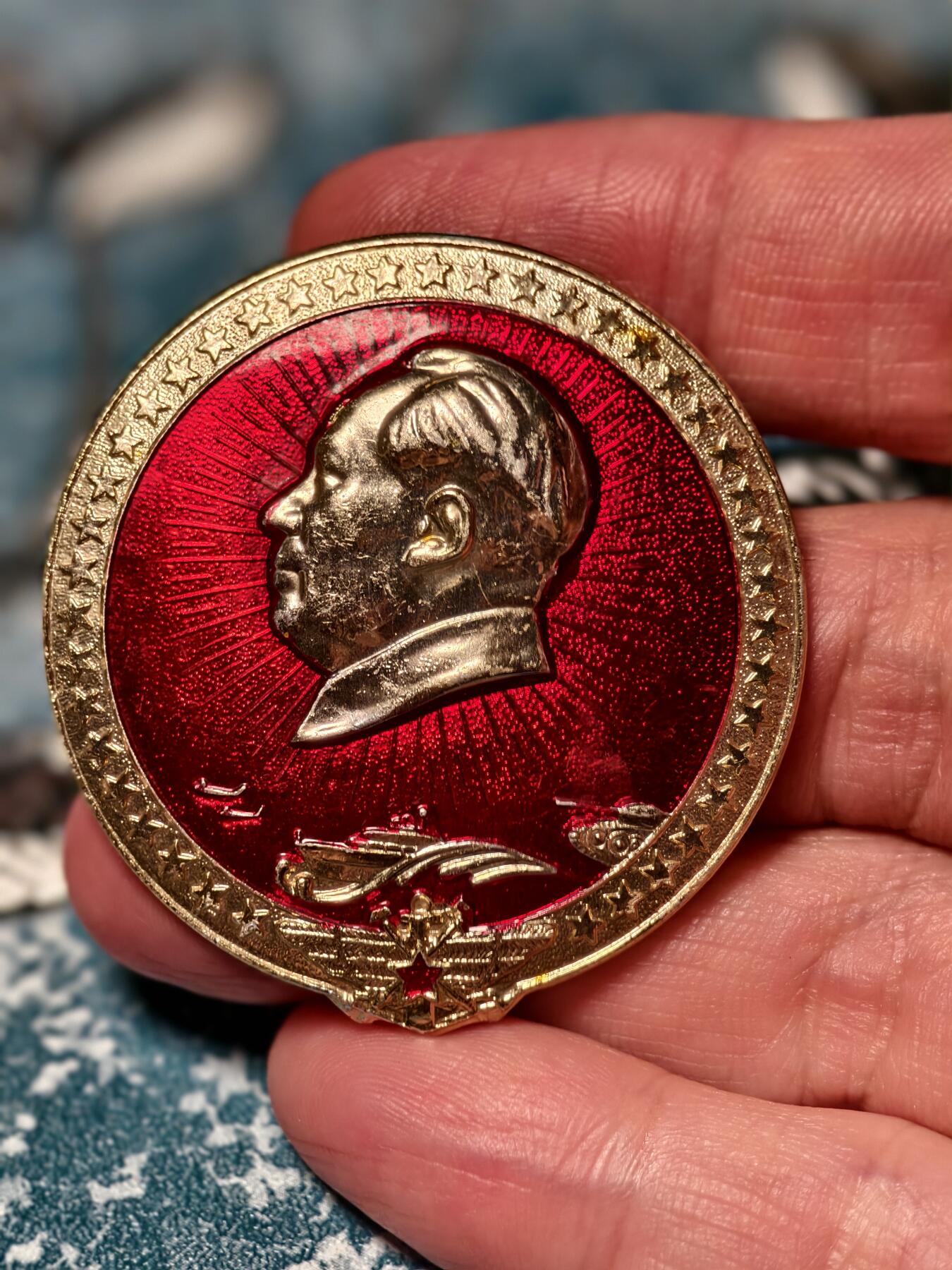 抚柳草堂-第二十三期章牌钱币  奖章勋章 满百包邮 放漏专场 六七十年代 毛主席像章 海陆空三军 铭文六七一五部队制  大尺寸直径46mm