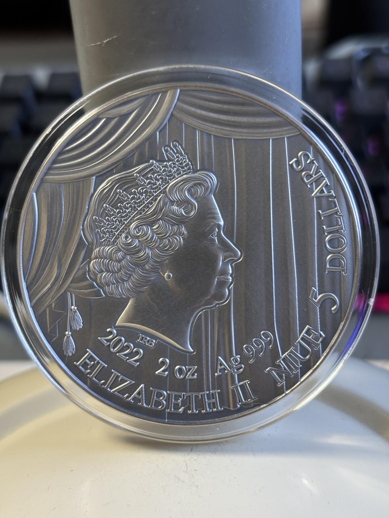 第197期拍卖 纽埃2022年比才歌剧《卡门》2盎司仿古纪念彩银币，999银，发行500枚