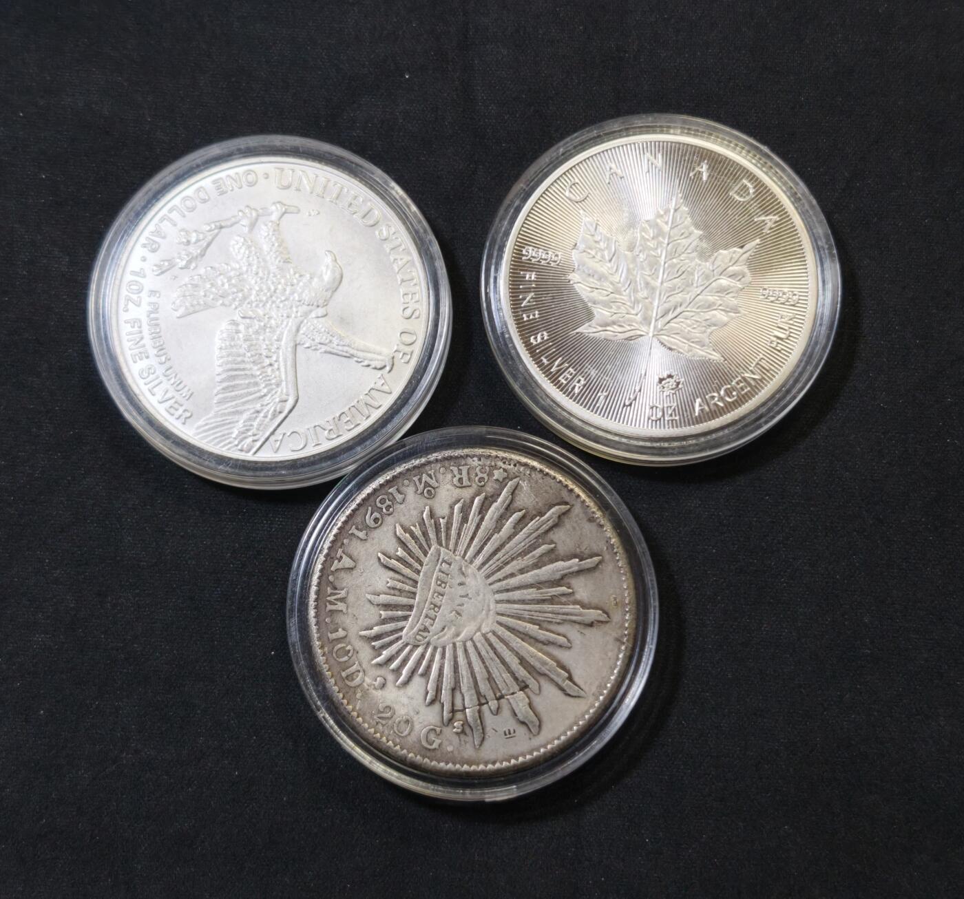 甄臻铺-世界币章拍卖（第59期），甄品场拍品征集中，送拍享返佣金等优惠多多 世界青少年保龄球锦标赛2014纪念银币，盒证齐全，发行量仅2000枚，吉祥编号0858，1盎司，999银。附赠3枚刚入坑时买的学习币和保护盒（美国行走女神，加拿大枫叶，墨西哥鹰洋）