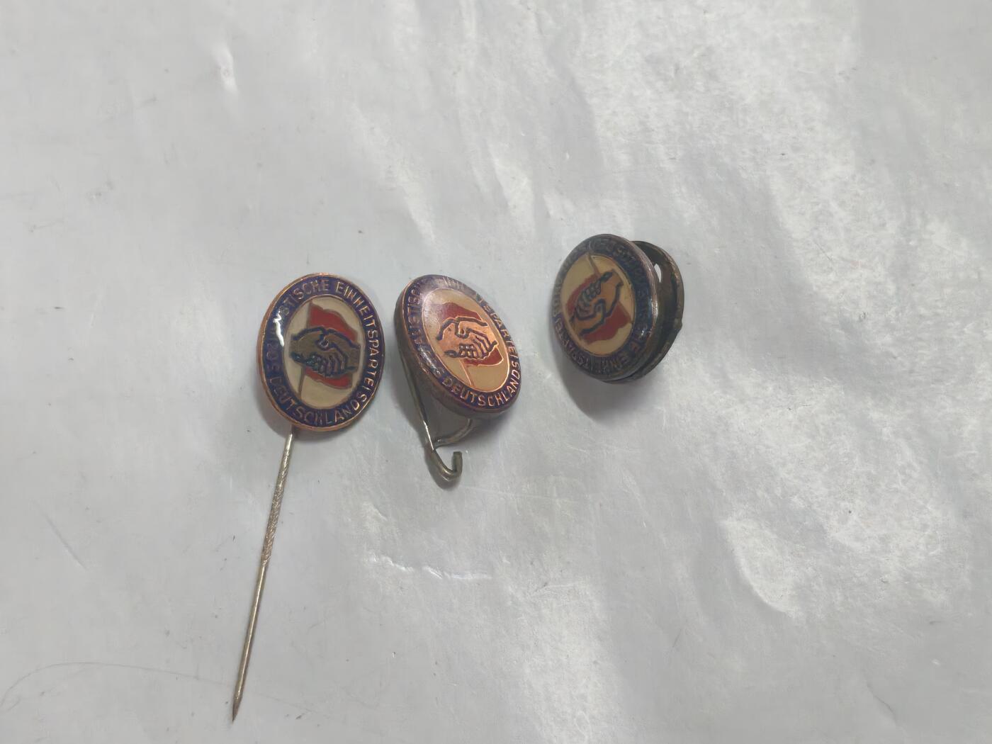 韵星假日军品类拍卖第52期  -- Rimey Holidays Militaria Auction 52 民主德国统一社会党党徽一组 插针转轮别针 不同版本一套 包含早期转轮