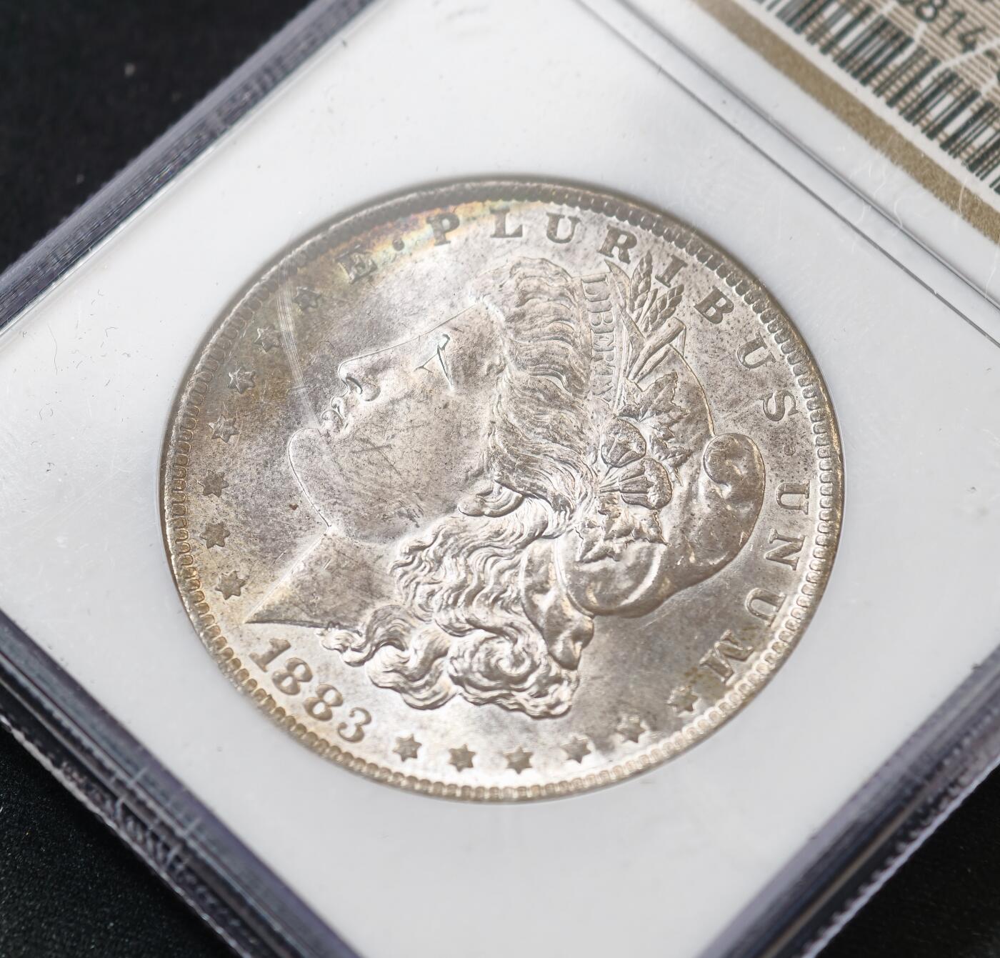 甄臻铺-世界币章拍卖（第59期），甄品场拍品征集中，送拍享返佣金等优惠多多 NGC-MS64 1883年美国O版摩根，老盒子手感很好，年份不多见，淡淡彩虹包浆