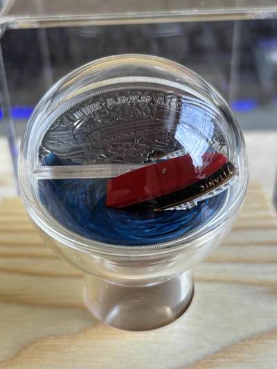 纽埃2022年泰坦尼克号110周年2盎司3D立体彩色银币，999银，发行700枚，有黑点