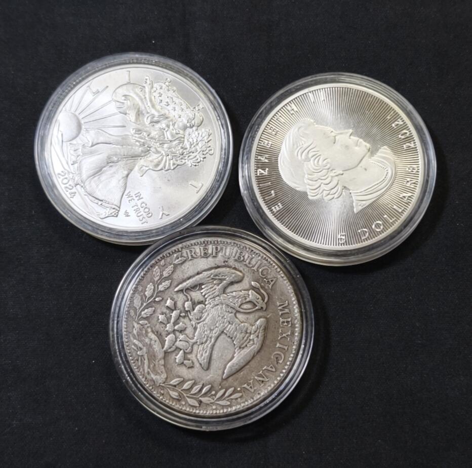 甄臻铺-世界币章拍卖（第59期），甄品场拍品征集中，送拍享返佣金等优惠多多 世界青少年保龄球锦标赛2014纪念银币，盒证齐全，发行量仅2000枚，吉祥编号0858，1盎司，999银。附赠3枚刚入坑时买的学习币和保护盒（美国行走女神，加拿大枫叶，墨西哥鹰洋）