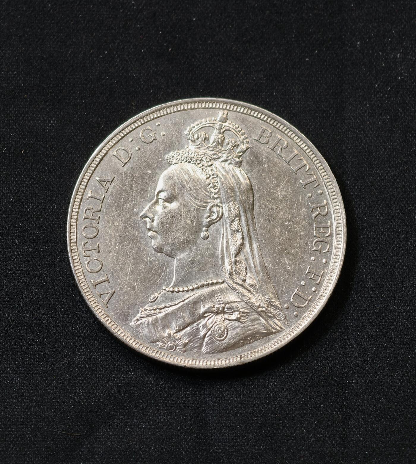 甄臻铺-世界币章拍卖（第59期），甄品场拍品征集中，送拍享返佣金等优惠多多 英国1887年维多利亚高冠马剑，细节不错还有浅浅转光