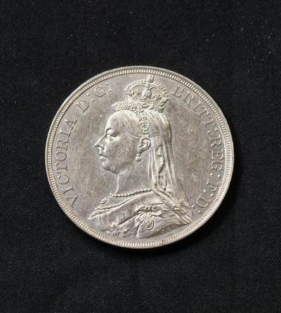 甄臻铺-世界币章拍卖（第59期），甄品场拍品征集中，送拍享返佣金等优惠多多 - 英国1887年维多利亚高冠马剑，细节不错还有浅浅转光