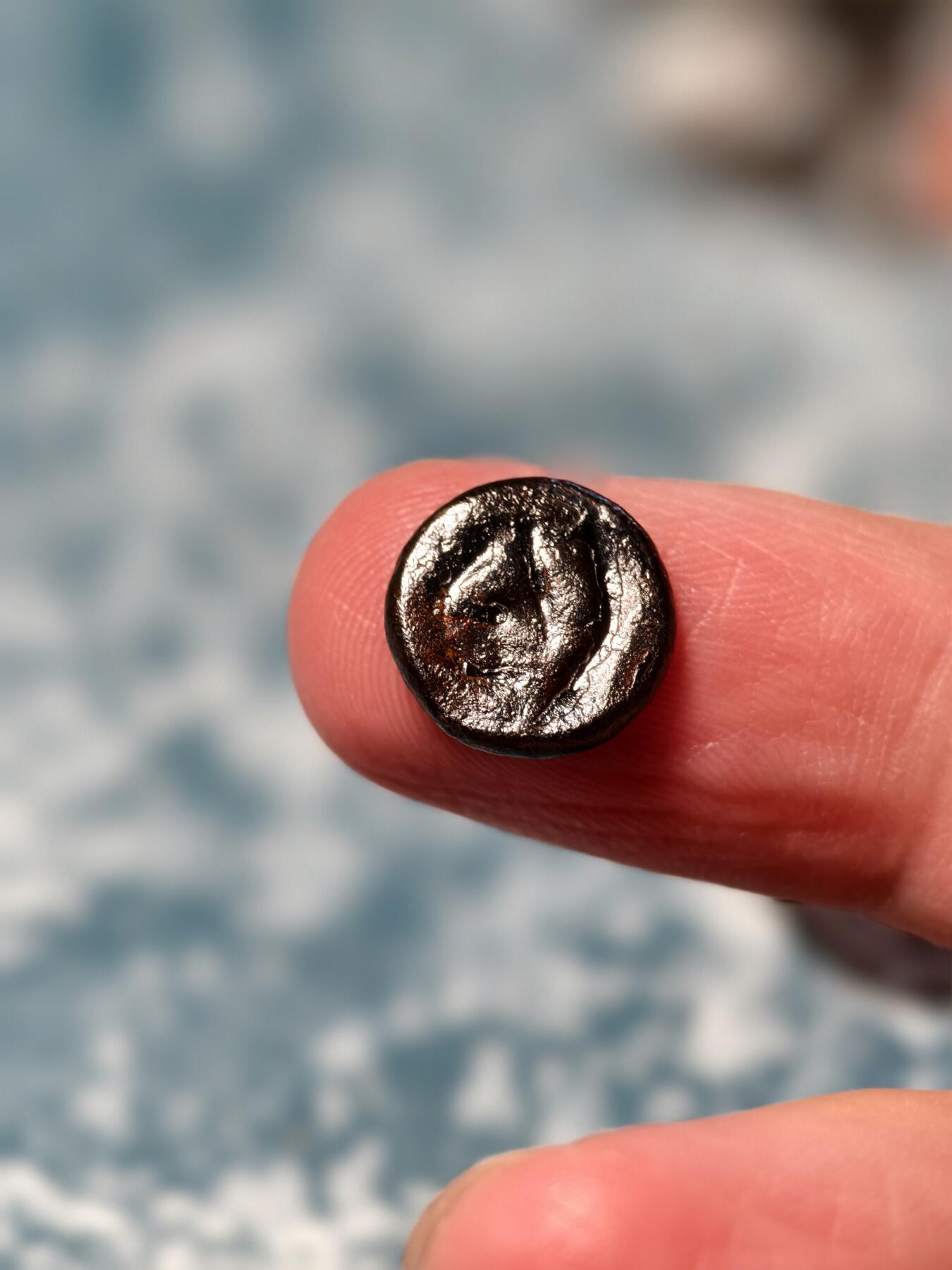 抚柳草堂-第二十三期章牌钱币  奖章勋章 满百包邮 放漏专场 三佛齐王国末期至满者伯夷王国早期打制小银币 1.5g重 正面有檀香花徽记，背面爪哇岛文，面值1 Unit或称Masa