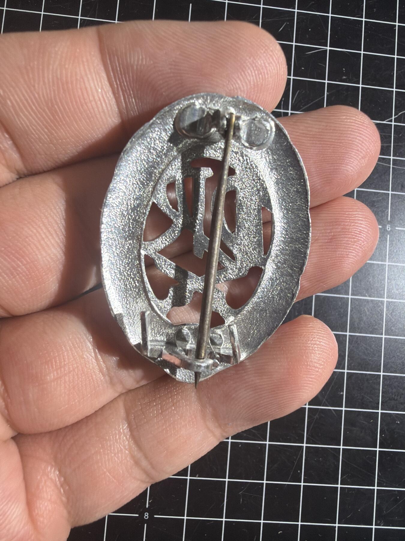 古冰库章牌勋赏收藏0起拍卖 东德原品体能章银级