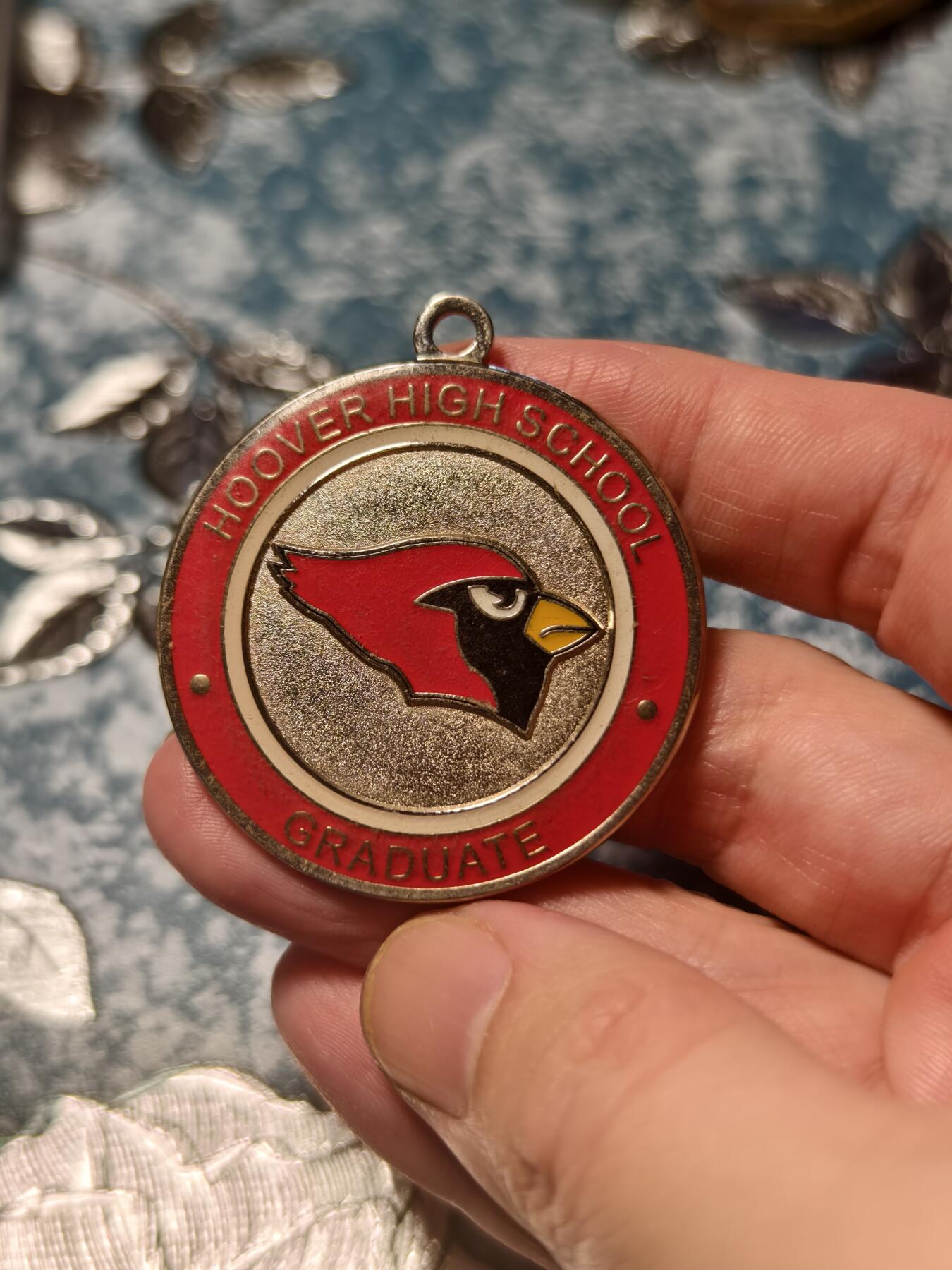 抚柳草堂-第二十三期章牌钱币  奖章勋章 满百包邮 放漏专场 美国胡佛高中（Hoover High School）毕业生纪念吊坠  红雀头 直径44.5mm 品相如图