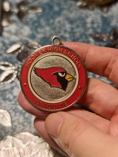 抚柳草堂-第二十三期章牌钱币  奖章勋章 满百包邮 放漏专场 - 美国胡佛高中（Hoover High School）毕业生纪念吊坠  红雀头 直径44.5mm 品相如图
