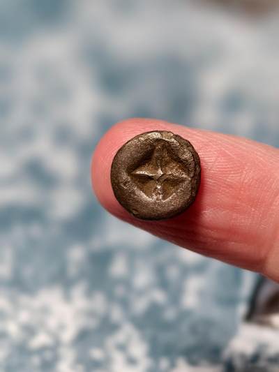 抚柳草堂-第二十三期章牌钱币  奖章勋章 满百包邮 放漏专场 - 三佛齐王国末期至满者伯夷王国早期打制小银币 1.6g重 正面有檀香花徽记，背面爪哇岛文，面值1 Unit或称Masa