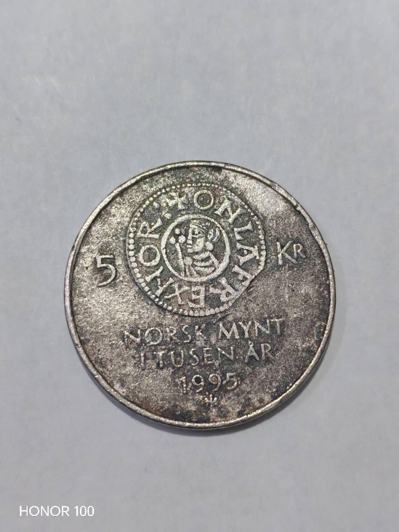 纪念章/纪念币 挪威 1995年 5克朗「挪威货币千年」纪念流通币1995年，挪威为纪念本国货币发行1000周年发行了这枚5克朗纪念币。公元995年左右，奥拉夫一世在挪威发行了第一枚本土货币，开启了挪威的铸币历史，这枚币正是对这一历史节点的致敬。