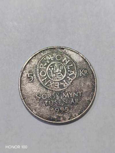 纪念章/纪念币 - 挪威 1995年 5克朗「挪威货币千年」纪念流通币1995年，挪威为纪念本国货币发行1000周年发行了这枚5克朗纪念币。公元995年左右，奥拉夫一世在挪威发行了第一枚本土货币，开启了挪威的铸币历史，这枚币正是对这一历史节点的致敬。