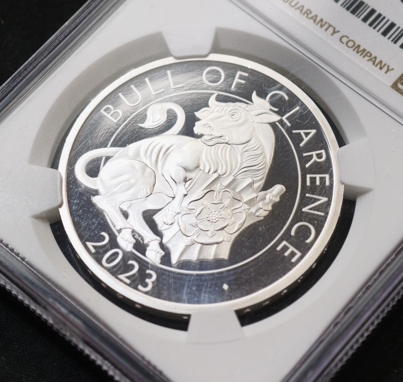 甄臻铺-世界币章拍卖（第59期），甄品场拍品征集中，送拍享返佣金等优惠多多 NGC-PF69 ULTRA CAMEO 大英帝国 2023年英国皇帝查尔斯三世 2英镑，约克家族经典皇家都铎兽克拉伦斯黑牛，寓意构图出色，超级镜面精制银币。