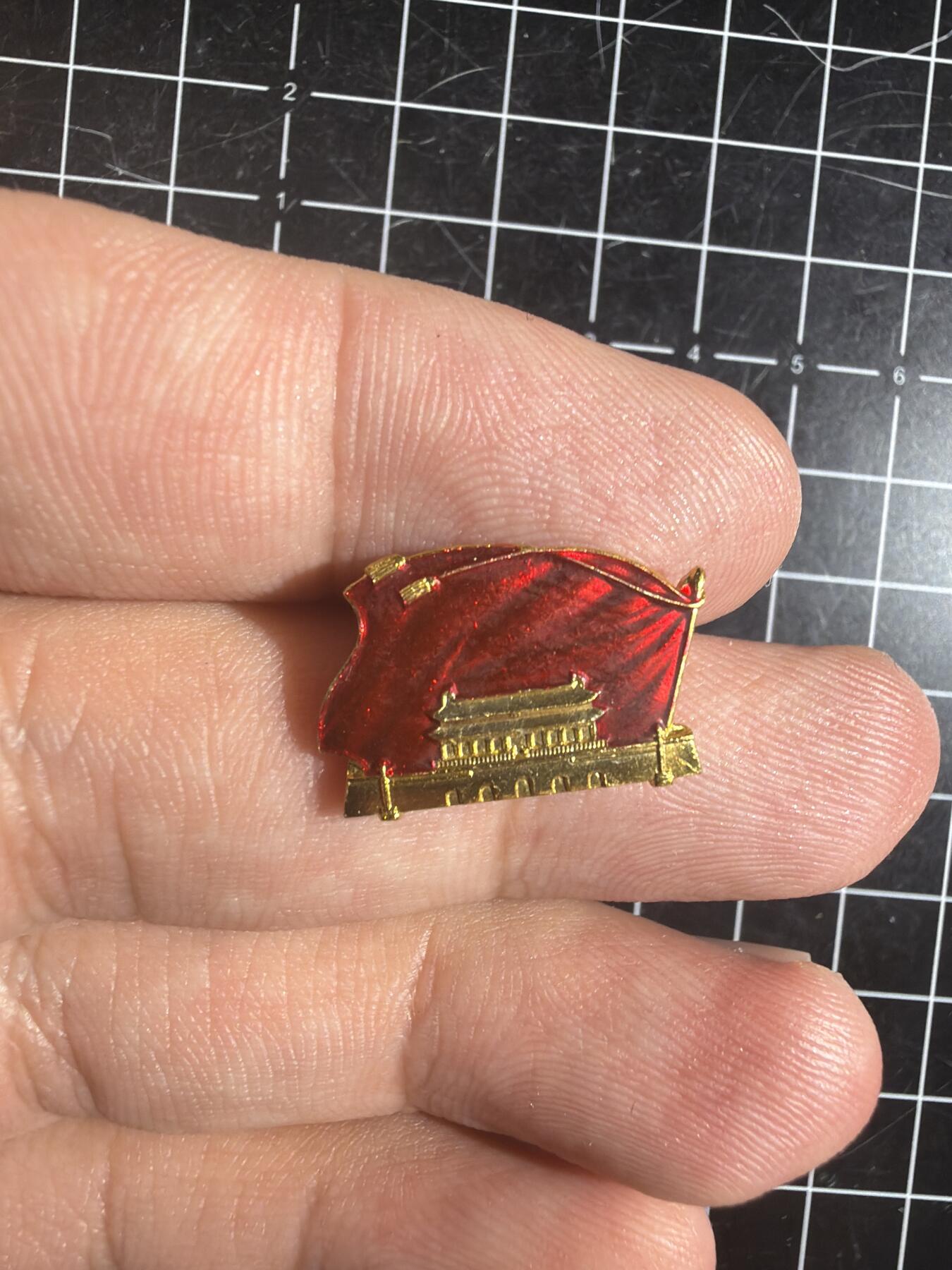 古冰库章牌勋赏收藏0起拍卖 天安门徽章