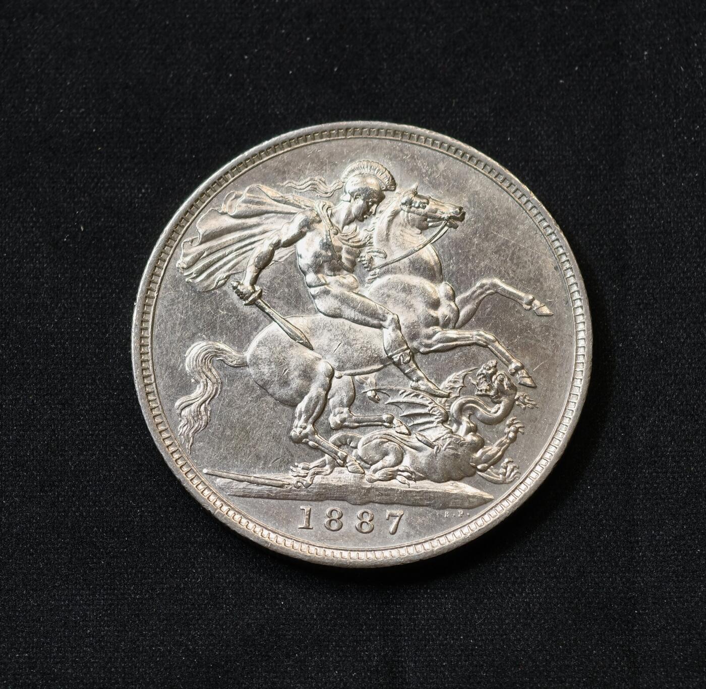 甄臻铺-世界币章拍卖（第59期），甄品场拍品征集中，送拍享返佣金等优惠多多 英国1887年维多利亚高冠马剑，细节不错还有浅浅转光