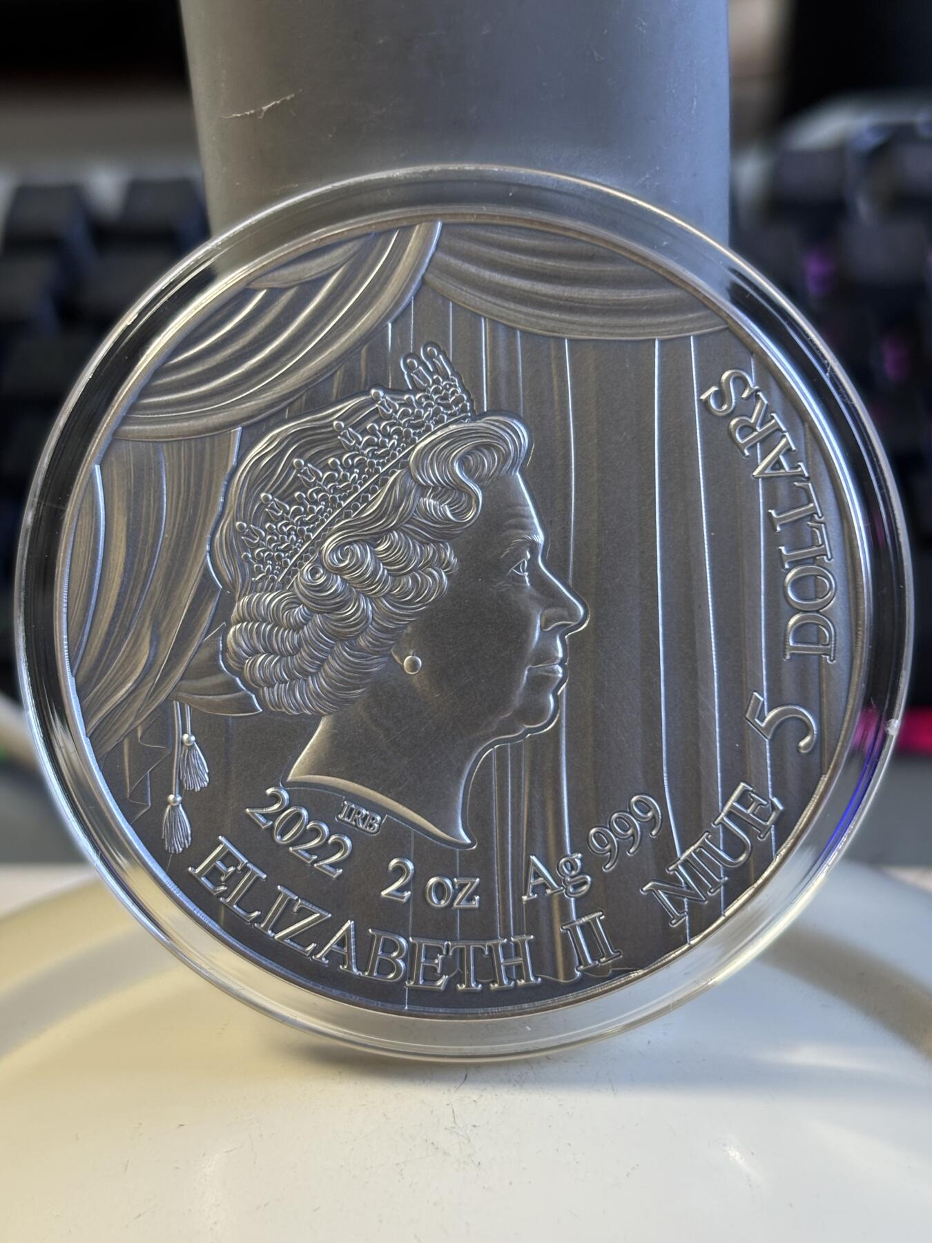 第197期拍卖 纽埃2022年比才歌剧《卡门》2盎司仿古纪念彩银币，999银，发行500枚