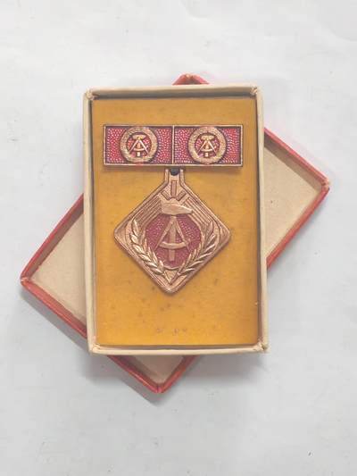 韵星假日军品类拍卖第52期  -- Rimey Holidays Militaria Auction 52 - 民主德国个人劳动荣誉奖章二次获得带原盒