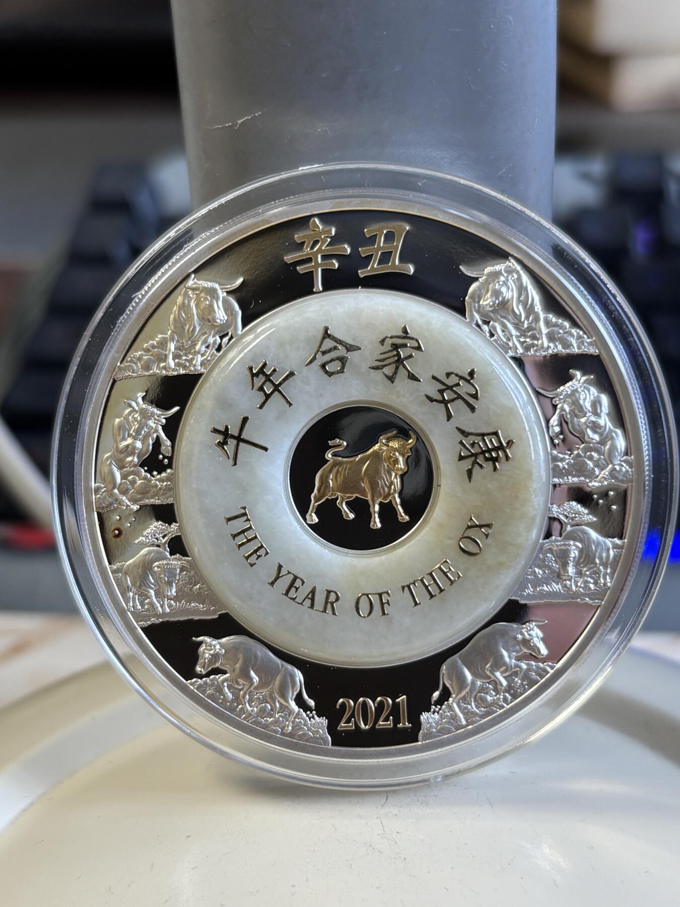 第197期拍卖 老挝2021年中国生肖系列牛年2盎司镶金玉纪念银币，999银，发行2888枚，有氧化