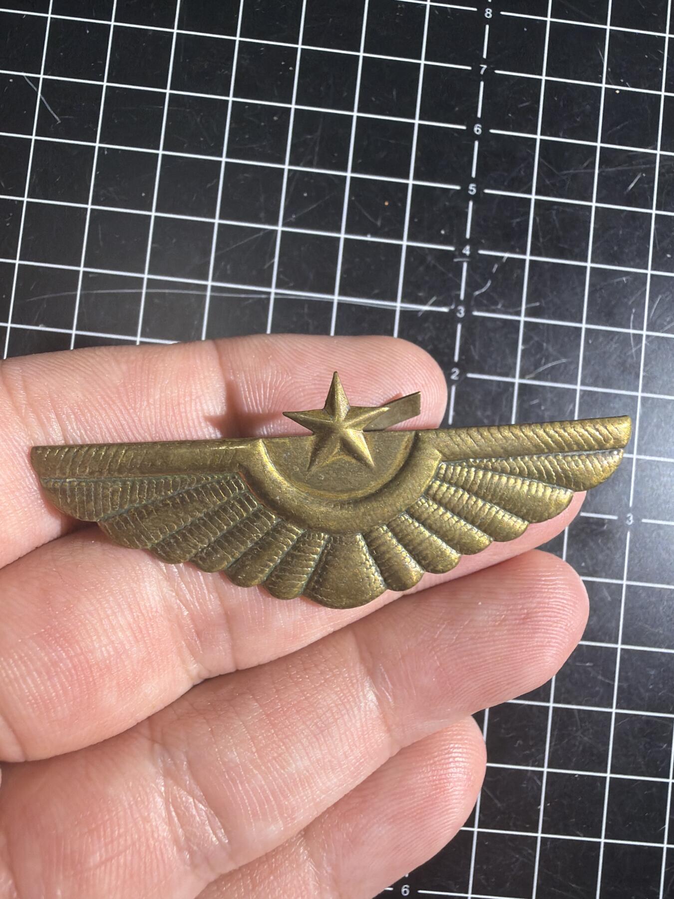 古冰库章牌勋赏收藏0起拍卖 朝鲜空军铜质帽徽